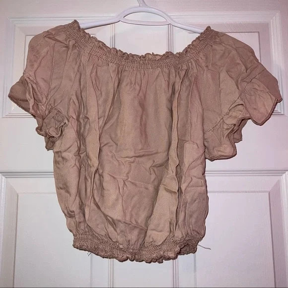 Brandy Melville off the shoulder cropped dusty pink ruffled top - Picture 2 of 3